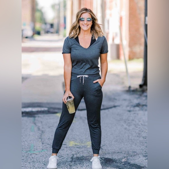 NWT Vuori All Day Women’s Jumpsuit in Charcoal Heather - Picture 4 of 9